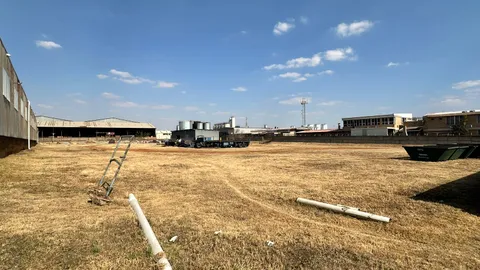 Trident Steel, 42 Woldebeest Avenue, Roodekop has a 3000m² Yard Available To let (1)